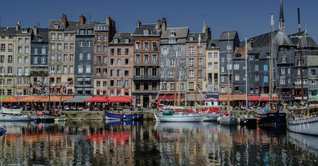 découvrez la gastronomie normande, ses spécialités culinaires traditionnelles, ses produits locaux authentiques et ses recettes savoureuses qui célèbrent le terroir de normandie.