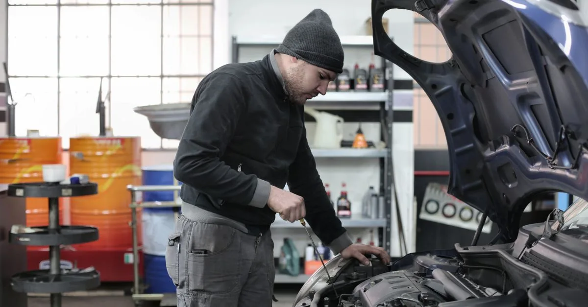 découvrez nos services complets d'entretien de véhicules et d'assurance pour assurer la sécurité et la performance optimale de votre voiture.